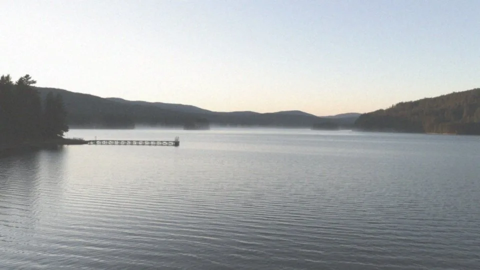 Jakie miejsce zajmuje 'znad' w kontekście mazurskich jezior i innych zbiorników wodnych?