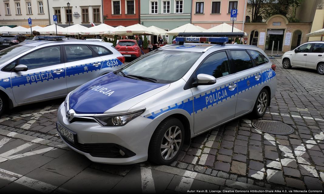 43-latek zatrzymany po incydencie z uszkodzeniem drzwi i posiadaniem broni